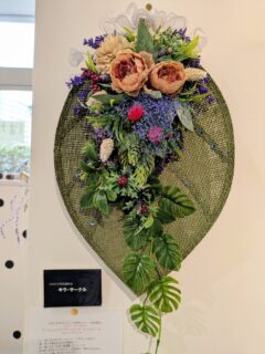 キラ・サークル【アーティシャルフラワーとプリザーブドフラワーのグリーンスワッグ】